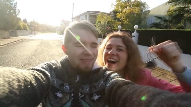 Lyckliga par med nycklar stående utanför hem — Stockvideo