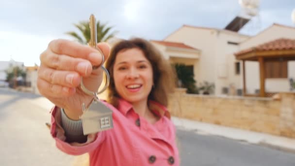 Счастливый собственник или арендатор квартиры показывает ключи — стоковое видео