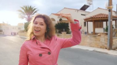 Mutlu daire sahibi veya kiracı anahtarları gösterilen