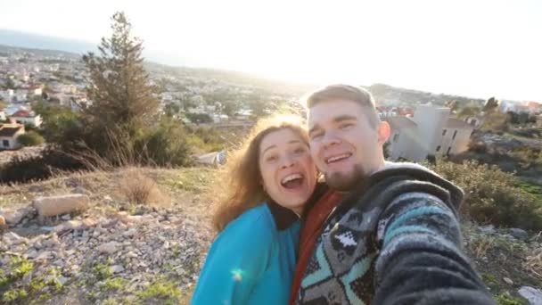 Traveling couple making selfie — Stock Video