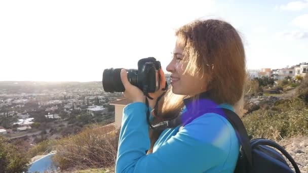 Fotógrafo tomando fotos al aire libre — Vídeo de stock