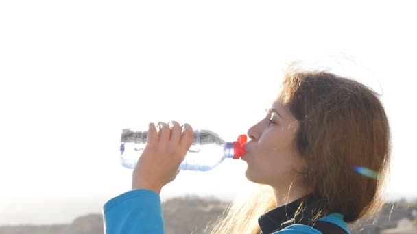 Mujer turista agua potable — Vídeo de stock