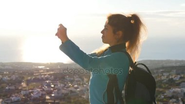 Kadın alarak fotoğraf ile akıllı telefon. Seyahat kavramı