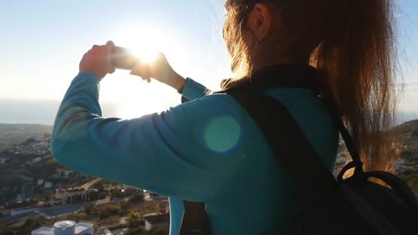 Mujer tomando fotos con teléfono inteligente. Concepto de viaje — Vídeo de stock