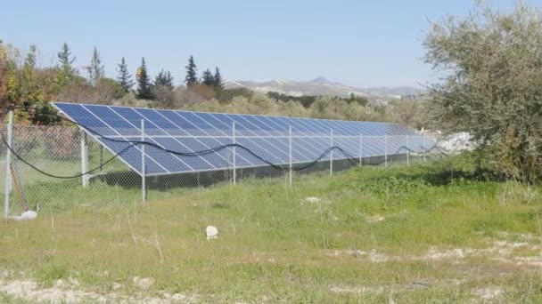 Sonnenkollektoren. Energietechnisches Konzept — Stockvideo