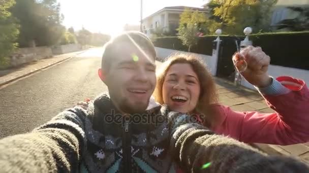 Par visar nycklar i deras nya hus — Stockvideo