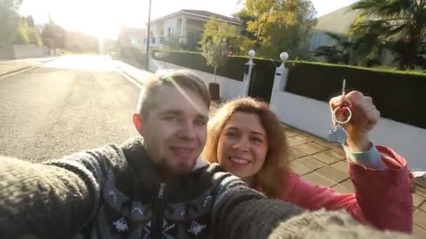 그들의 새 집의 키를 보여주는 커플 — 비디오