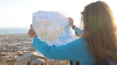 Harita üzerinde doğru yönde arama Gezgin kız