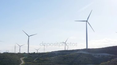 Rüzgar türbinleri günbatımı üzerinde