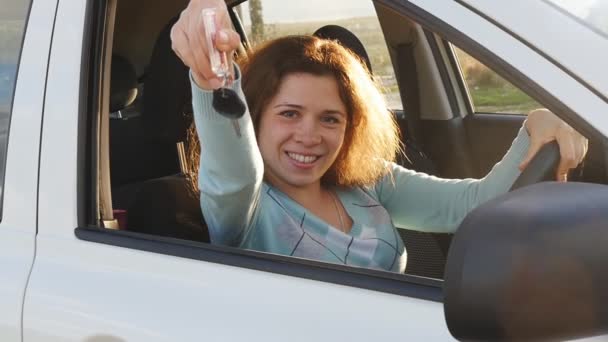 Genç kadın gösteren anahtar yeni bir araba için — Stok video