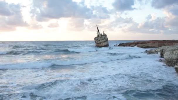 Un viejo naufragio o un naufragio abandonado — Vídeos de Stock