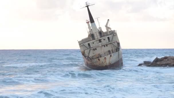 Um velho naufrágio ou naufrágio abandonado — Vídeo de Stock