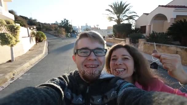 Mladý pár stojící mimo domov — Stock video