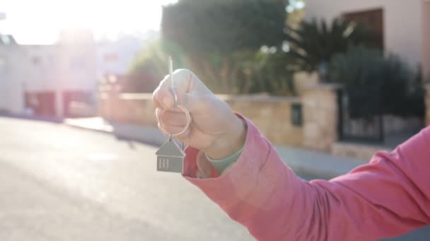 La mano sostiene la llave de la casa — Vídeos de Stock