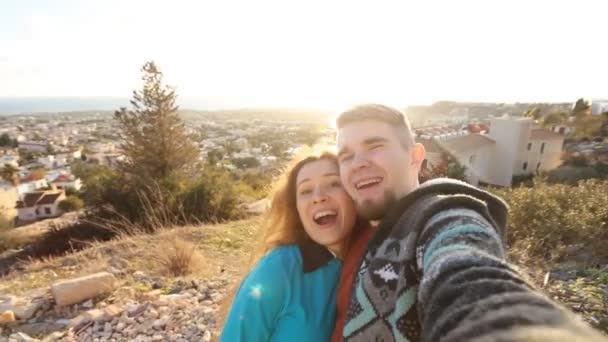 Autorretrato, pareja feliz viajando — Vídeo de stock