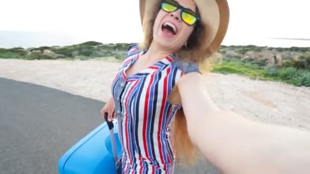 Jovem viajante do sexo feminino tirar foto selfie — Vídeo de Stock