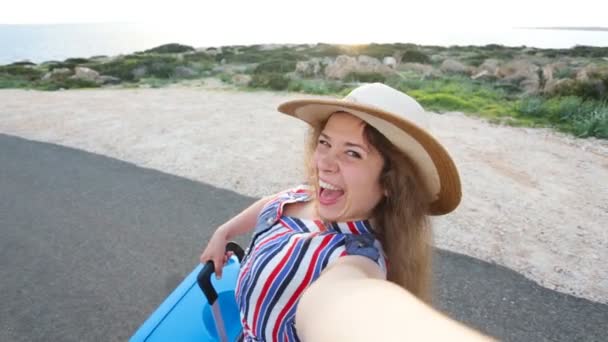 Young woman traveler taking selfie — Stock Video