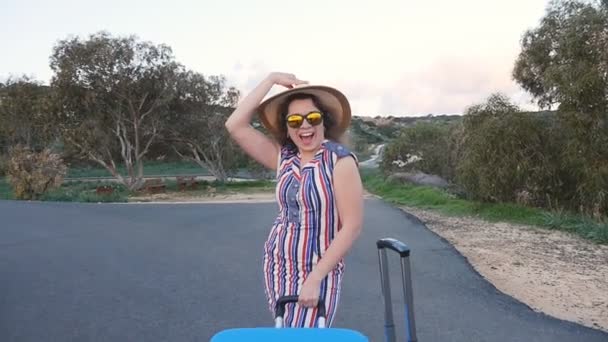 Szczęśliwa młoda kobieta podróżnik z walizką — Wideo stockowe