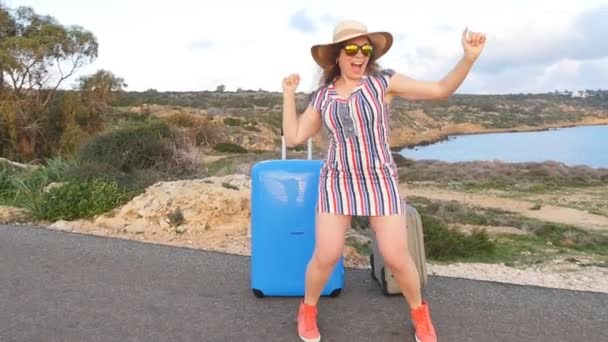 Ευτυχισμένη γυναίκα ταξιδιώτη με βαλίτσα χορό — Αρχείο Βίντεο