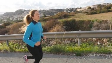 Genç kadın runner yavaş hareket