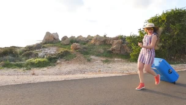 Young woman traveler runs with a suitcase — Stock Video