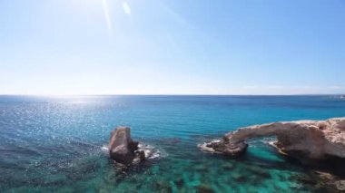Rock ve mavi deniz. Doğal köprü