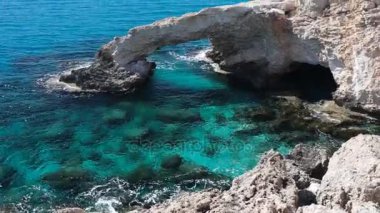 Rock ve mavi deniz. Doğal köprü