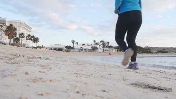 Donna che corre sulla spiaggia al tramonto — Video Stock