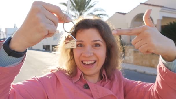 Mulher feliz com chaves em casa — Vídeo de Stock