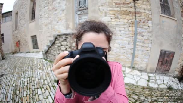 Jovem fotógrafa com câmera — Vídeo de Stock