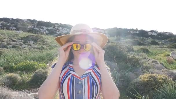 Bela jovem mulher em óculos de sol — Vídeo de Stock