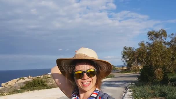 A woman in a hat and sunglasses on vacation — Stock Video