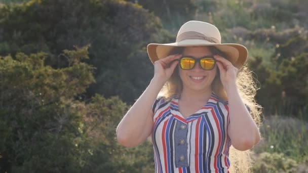 Hermosa mujer joven en gafas de sol — Vídeo de stock