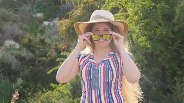 Mooie jonge vrouw in zonnebril — Stockvideo