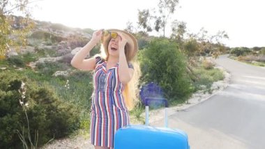 Şapkalı kadın yaz moda portre tatlı