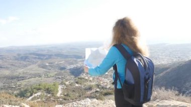 Kadın akışı yanındaki bir harita okuma uzun yürüyüşe çıkan kimse