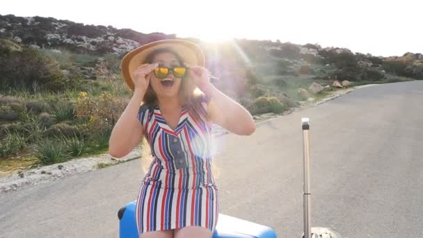 Vacker ung kvinna i solglasögon — Stockvideo
