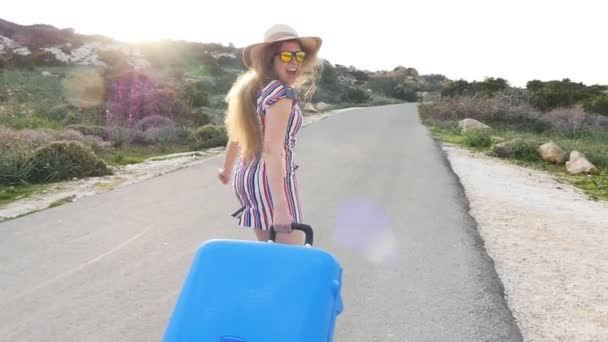 Женщина-путешественница с чемоданом работает — стоковое видео