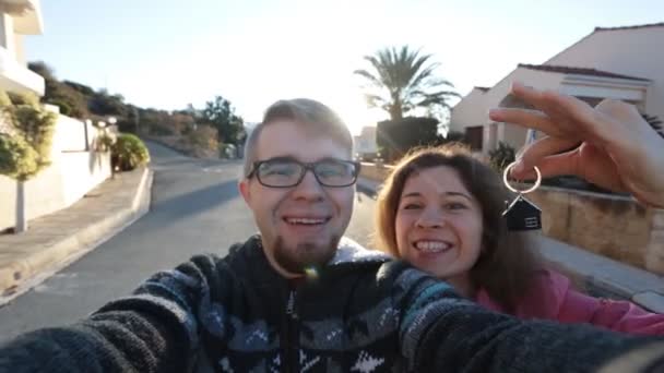 Pareja feliz mostrando las llaves de su nueva casa — Vídeos de Stock