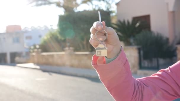 Mano con la llave de la nueva casa — Vídeos de Stock