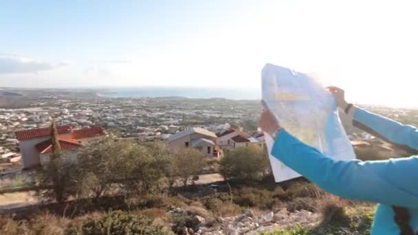 Young woman traveler with a backpack and a map — Stock Video