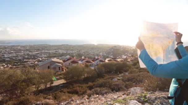 Jeune voyageuse avec un sac à dos et une carte — Video