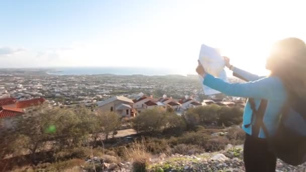 Jeune voyageuse avec un sac à dos et une carte — Video