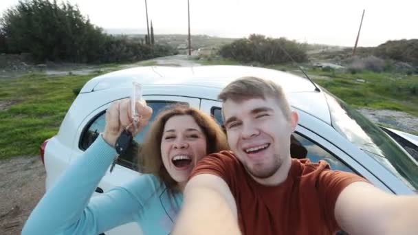 Jovem casal com um carro novo — Vídeo de Stock
