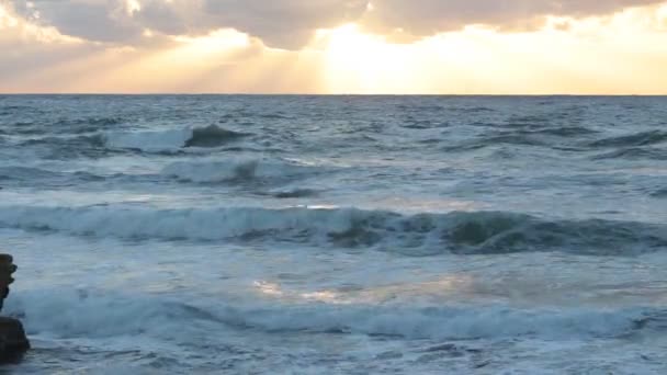 Πανέμορφη Μεσόγειο θάλασσα στο ηλιοβασίλεμα — Αρχείο Βίντεο