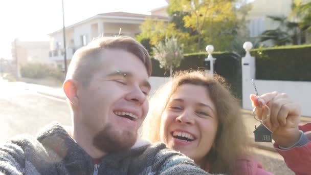 Νέοι ζευγάρι στέκεται έξω από σπίτι — Αρχείο Βίντεο