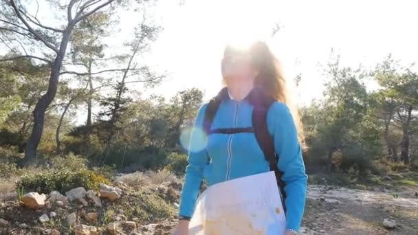 Mujer excursionista leyendo un mapa junto al arroyo — Vídeos de Stock
