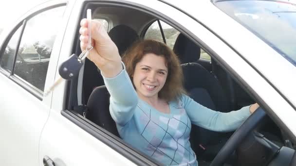 Счастливая женщина показывает ключ от нового автомобиля — стоковое видео