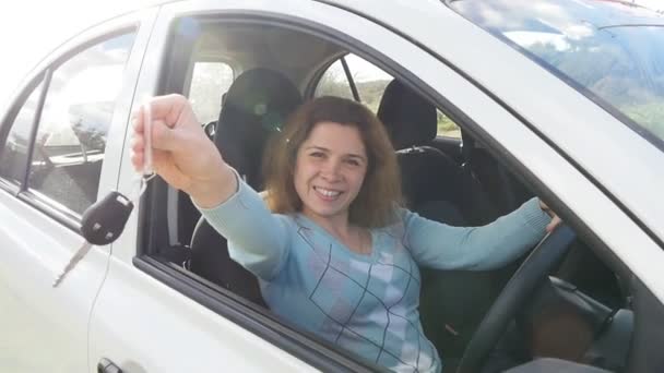 Felice giovane donna conducente in possesso di chiavi di auto alla guida della sua nuova auto — Video Stock