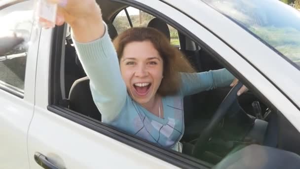 Счастливая женщина показывает ключ от нового автомобиля — стоковое видео